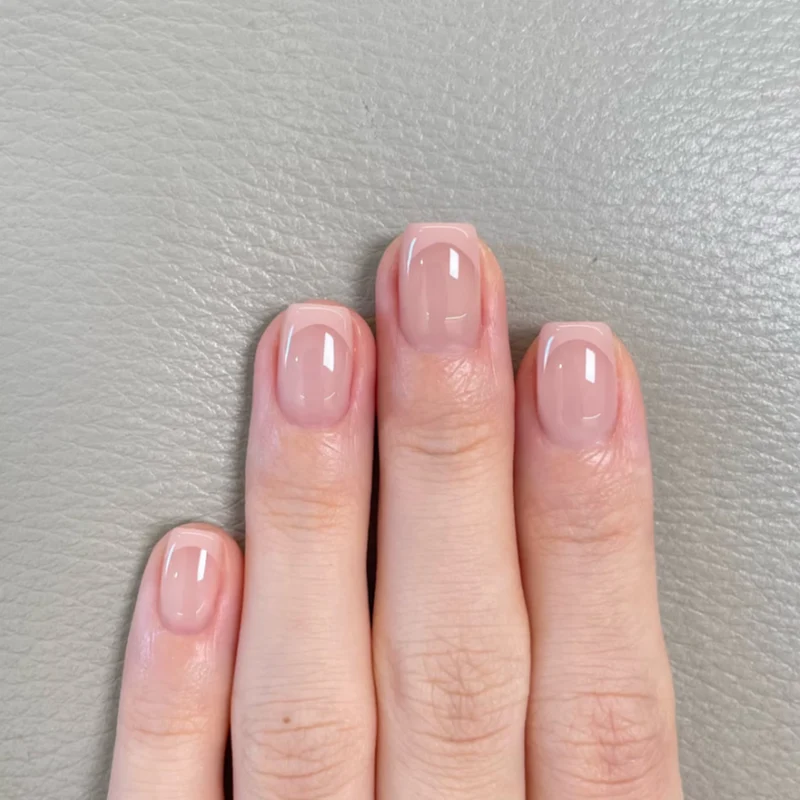 Elegante Maniküre mit Hochglanz-Finish Karnz