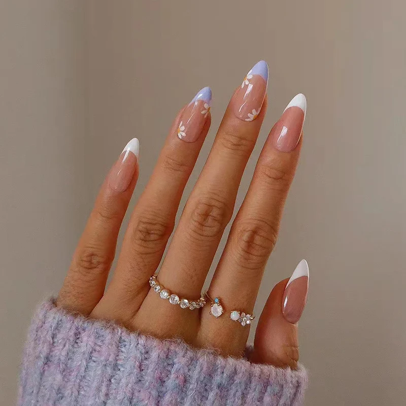 Elegante Kunstnagelgestaltung mit zarten Blüten- und Ombre-Effekten Karnz