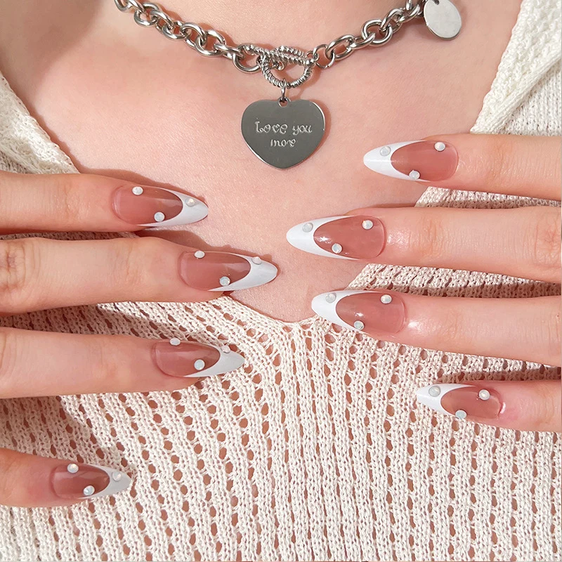 Elegante Kunstnägel mit transparentem Design und Perlmutteffekten Karnz