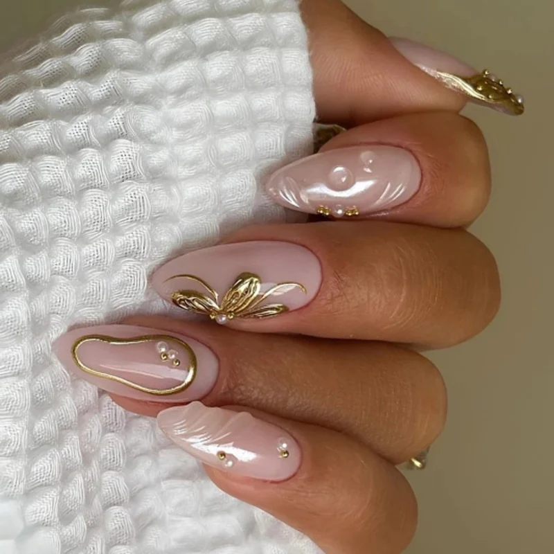 Elegante Kunstnägel mit Blüten- und Glitzerakzenten Karnz