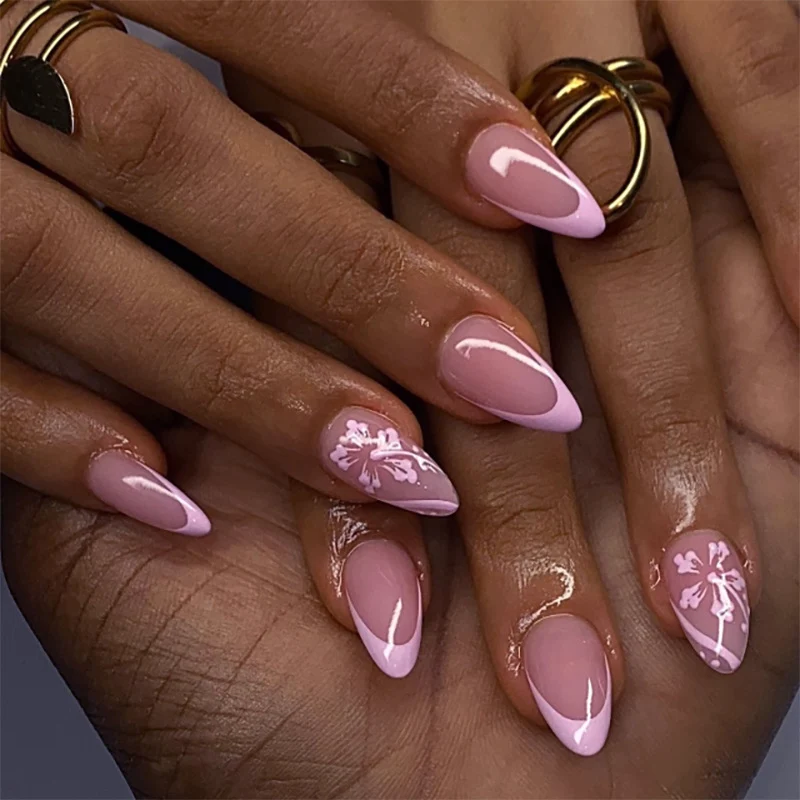 Elegante Kunstnägel mit Blumendesign Karnz