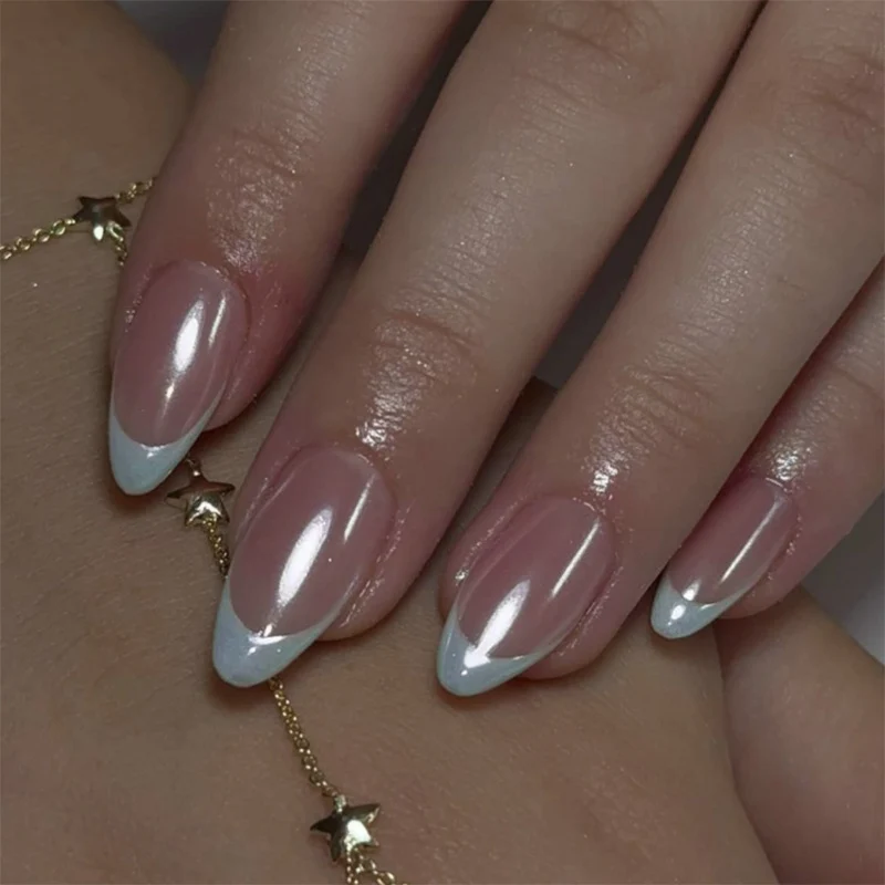Elegante Stiletto-Nägel mit High-Gloss French-Tip Karnz