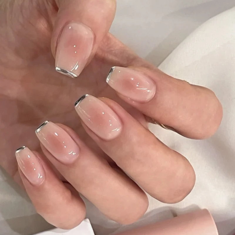 Elegante Nagelverlängerungen mit durchscheinendem French-Tip Karnz