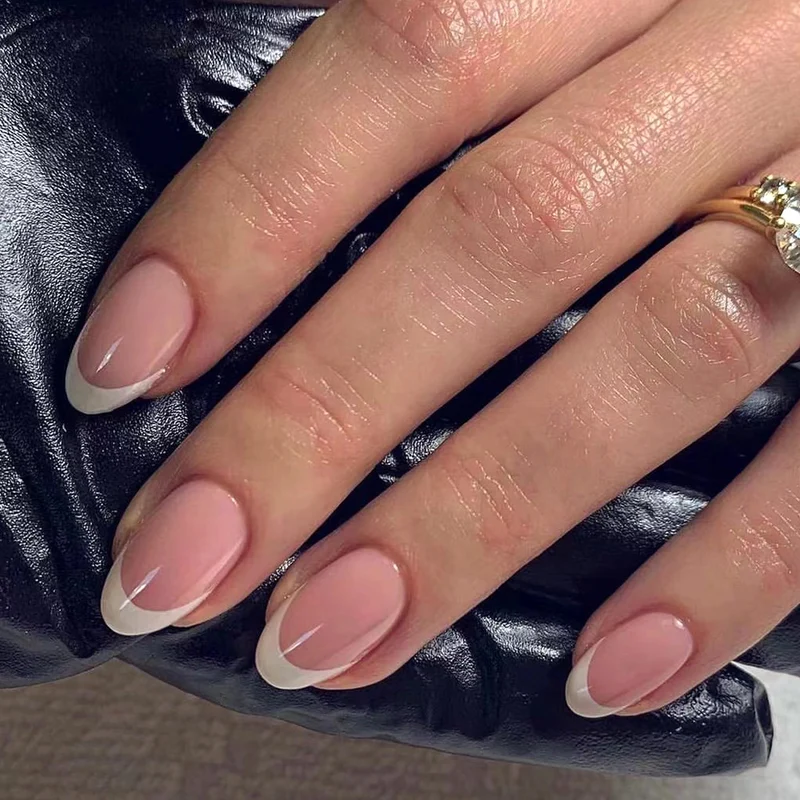 Elegante Nagelverlängerungen im französischen Stil Karnz