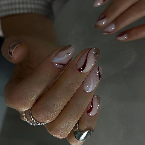 Elegante Nagelkunst mit modernem Wellenmuster und Glitzerakzenten Karnz