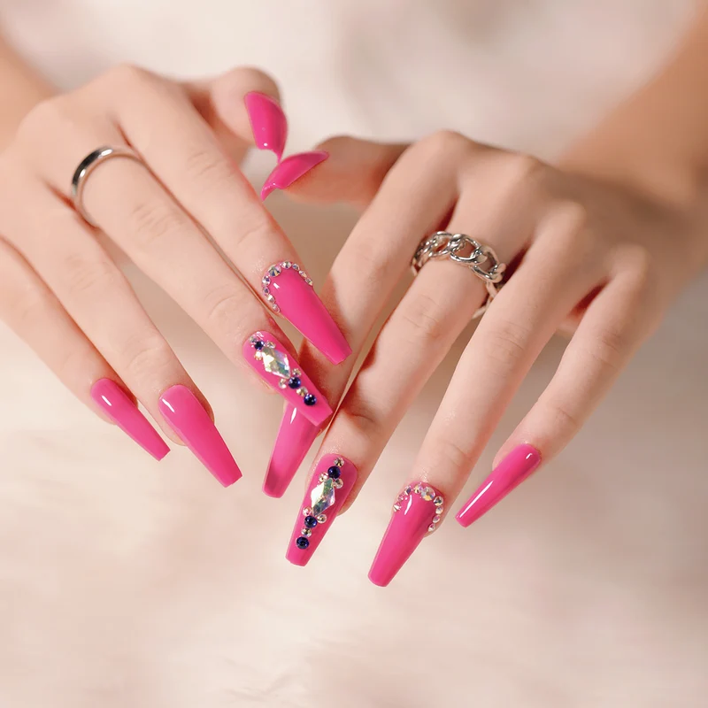 Elegante Nagelkunst mit Glitzerverzierung Karnz