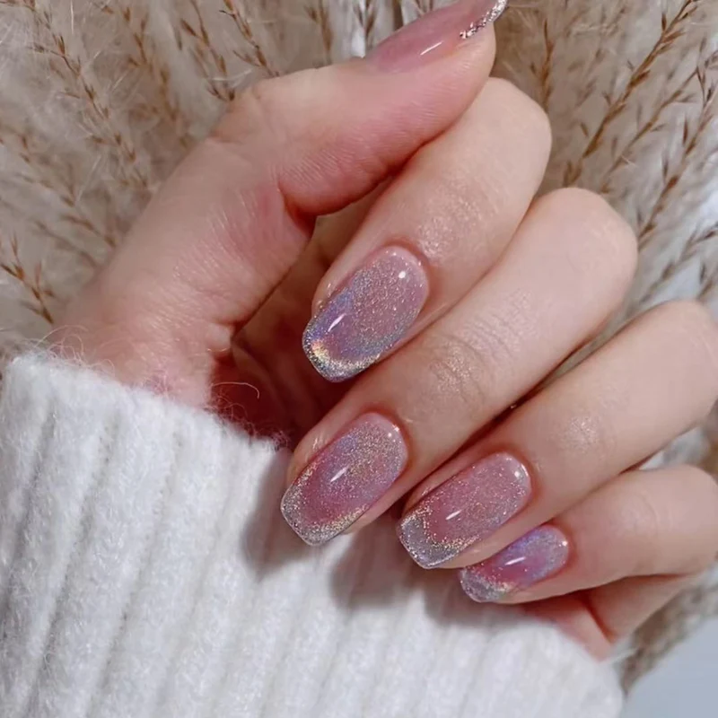 Elegante Nagelkunst mit Glitzer und Ombre-Effekt Karnz
