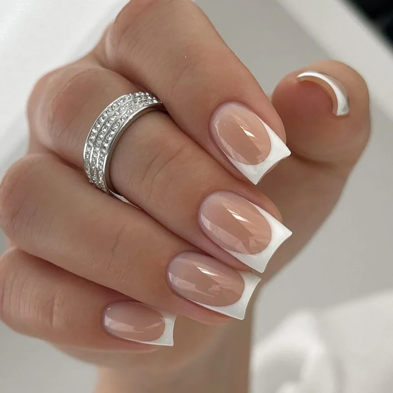 Elegante Nagelkunst mit French-Spitze Karnz