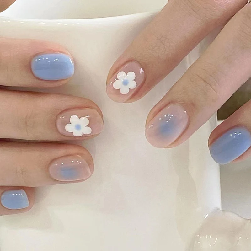 Edle Nagelkunst mit Blumendekor Karnz