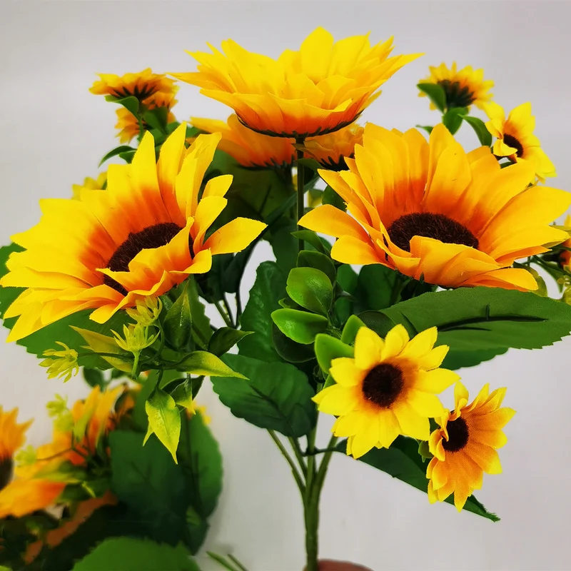Dekorativer Sonnenblumenstrauß