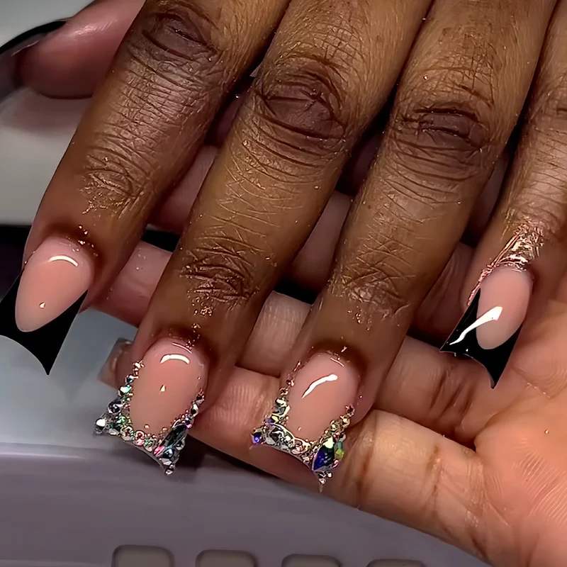 Glamouröse mit Schmucksteinen verzierte Nagelverzierungen Karnz