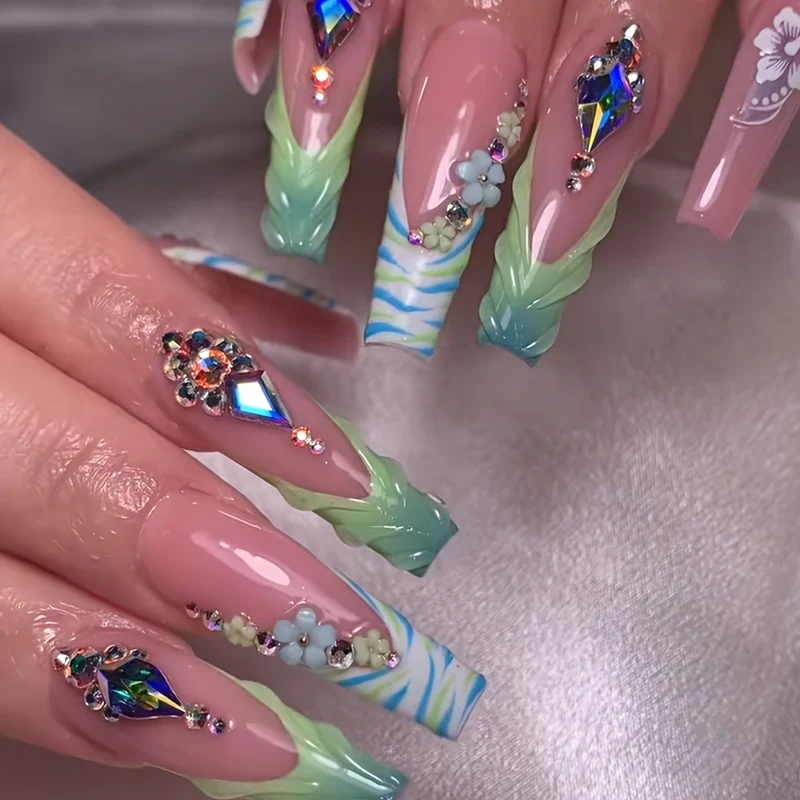 Glamouröse dekorative Acrylnagelerweiterungen Karnz
