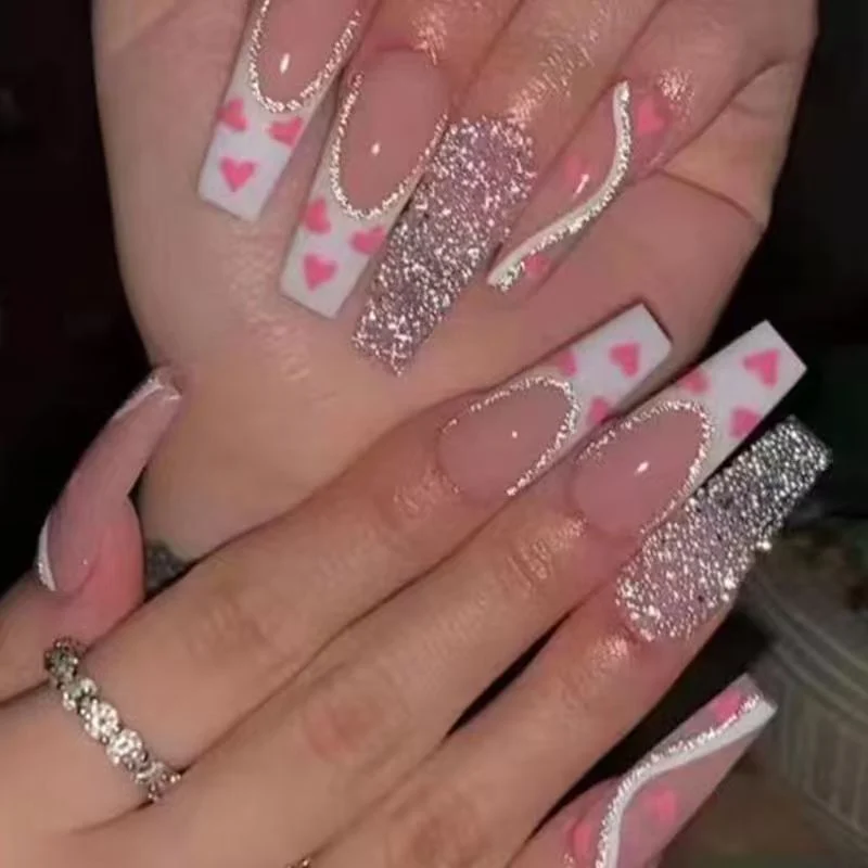 Künstlerische Glitzer- und Herzdesign Press-On Nagelverlängerungen Karnz