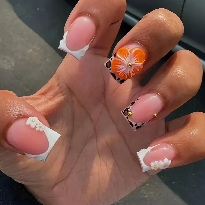 Künstlerisches Floral-Nageldesign Karnz