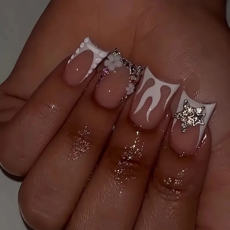 Dekorative mit Juwelen verzierte Nagelkunst Karnz