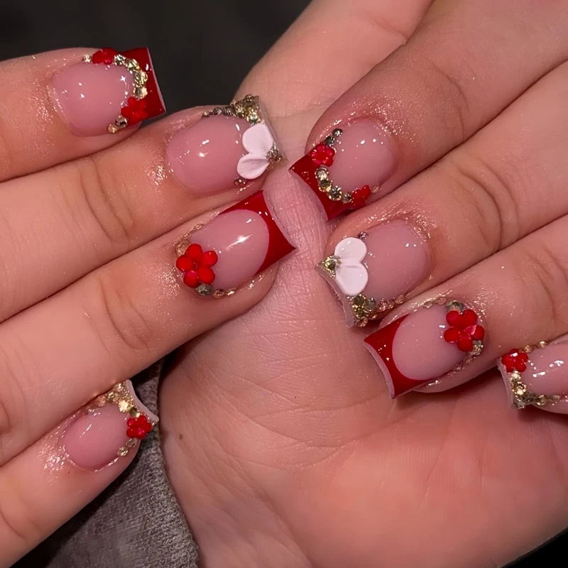 Dekorative florale Nagelverbesserungen Karnz