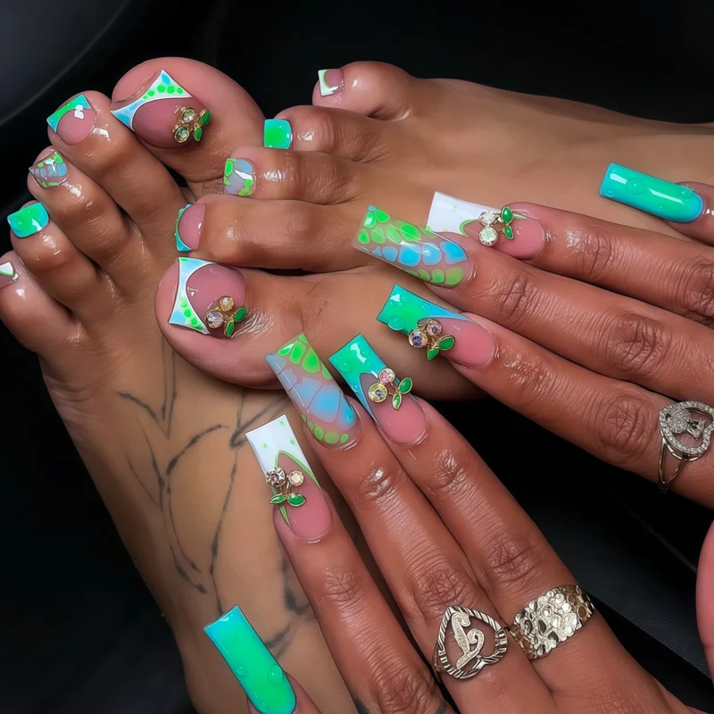 Dekoratives Blumen-Nagelkunst-Set Karnz
