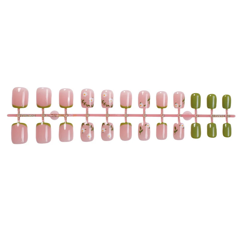 Kunstnagelset mit zarten Blüten- und grünen Akzenten Karnz