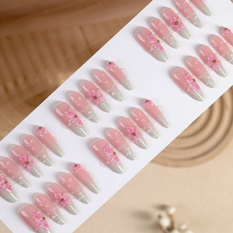Kunstnagelset mit zarten Blüten und Glitzerakzenten Karnz