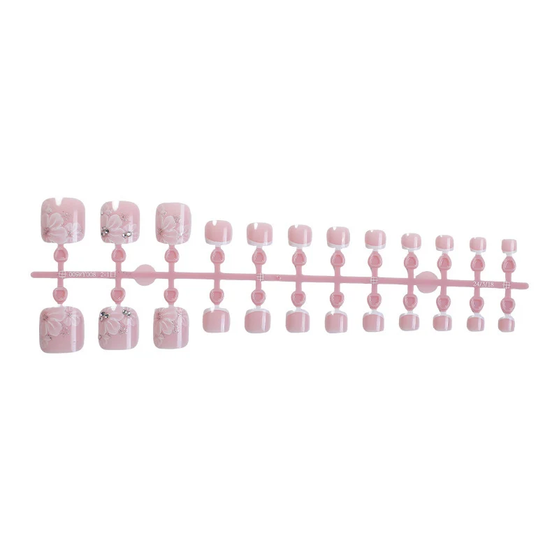 Kunstnagelset mit zarten Blüten-Design und Glitzerakzenten Karnz