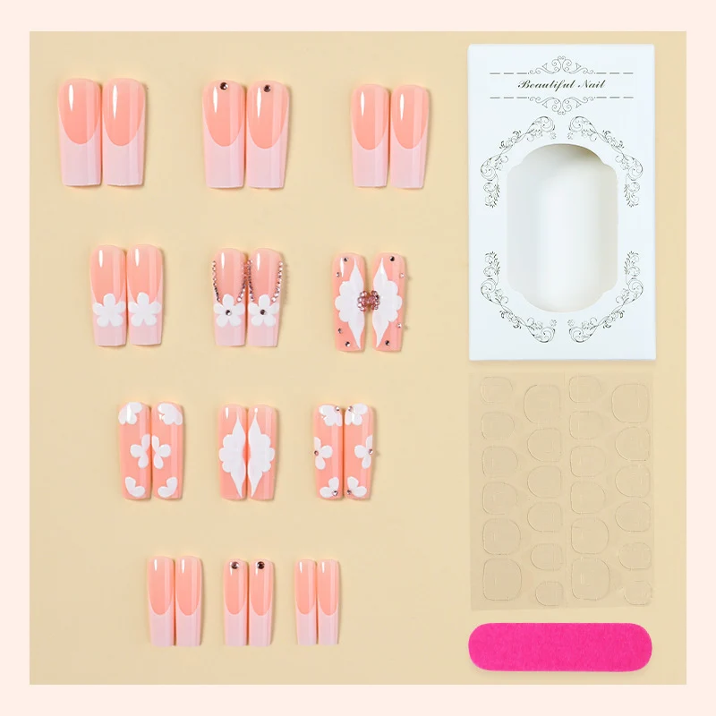 Kunstnagelset mit zarten Blumen- und Glitzerdetails Karnz