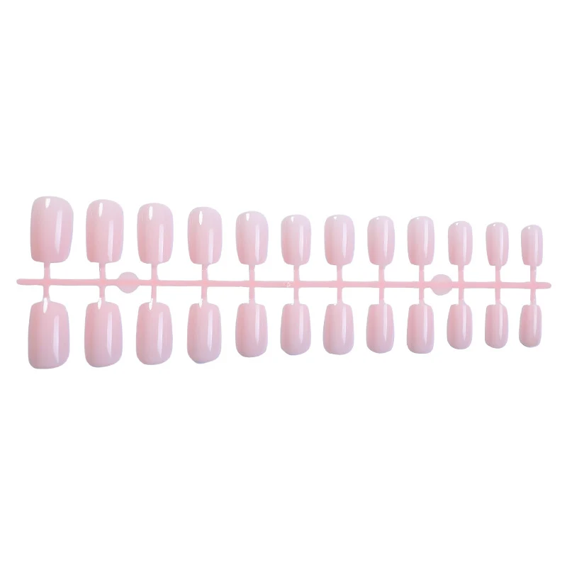 Kunstnagelset mit zartem und transparentem Finish Karnz