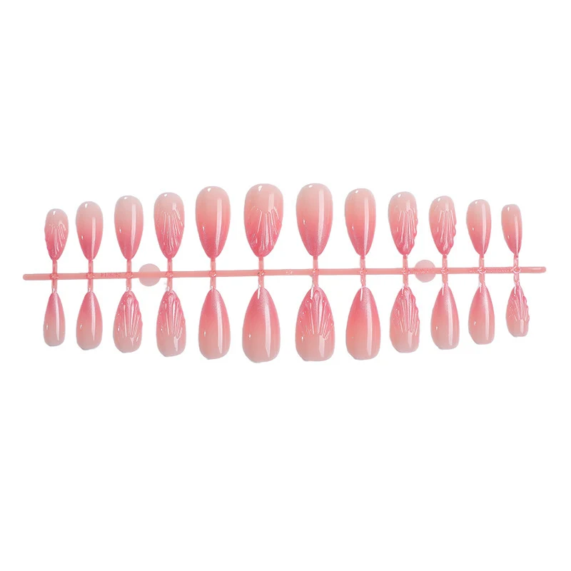 Kunstnagelset mit zartem Ombre-Design Karnz