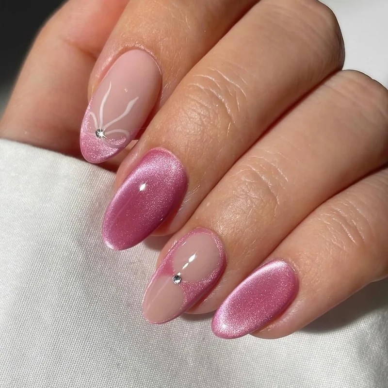 Kunstnagelset mit zartem Glitzer- und Blütenmotiv Karnz