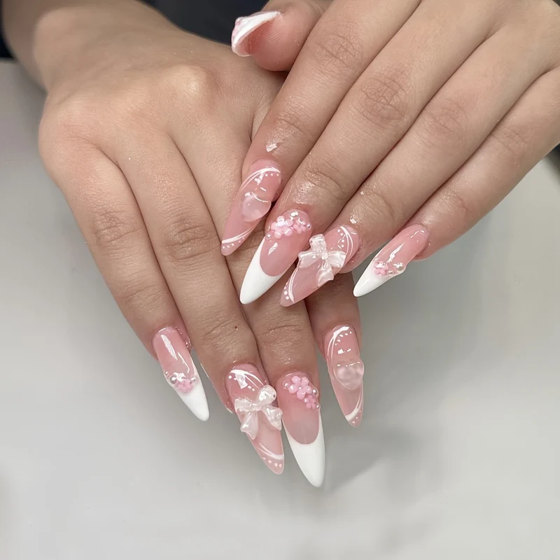 Kunstnagelset mit zartem Blumendesign Karnz