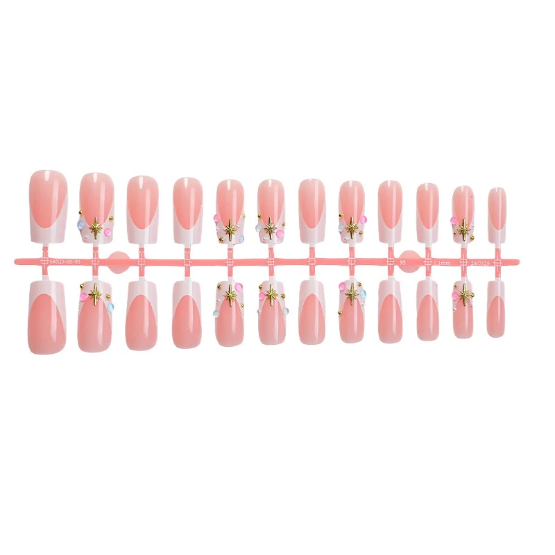 Kunstnagelset mit zartem Blumendekor Karnz