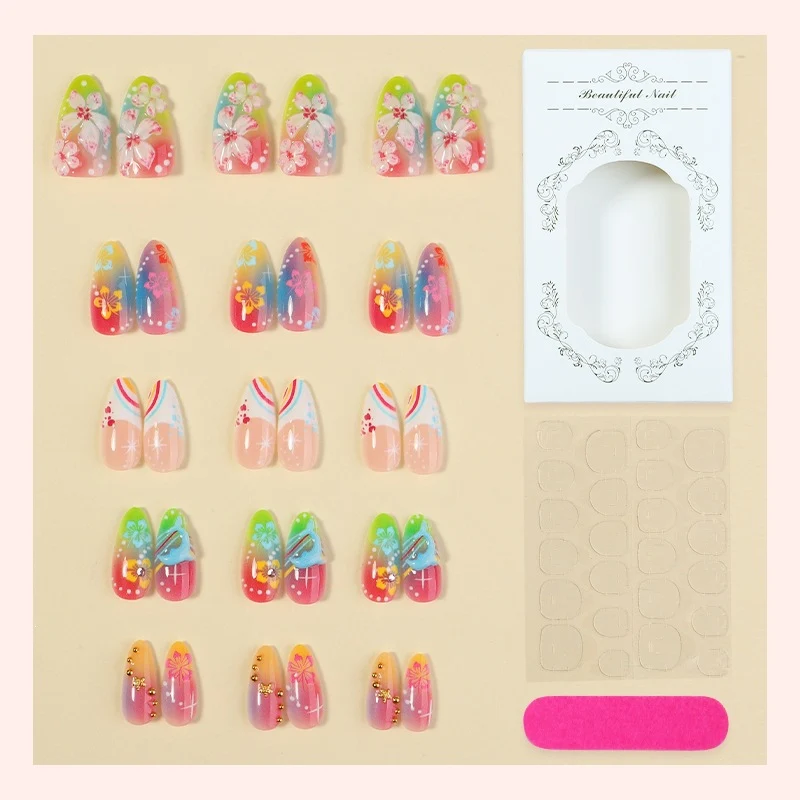 Kunstnagelset mit vielfältigen Designs und glänzenden Verzierungen Karnz