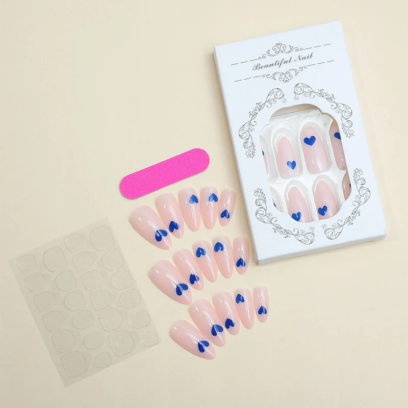 Kunstnagelset mit stilvollen Herzdesigns Karnz
