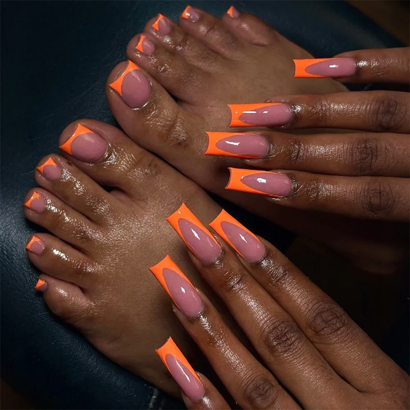 Kunstnagelset mit stilvollen geometrischen Designelementen Karnz