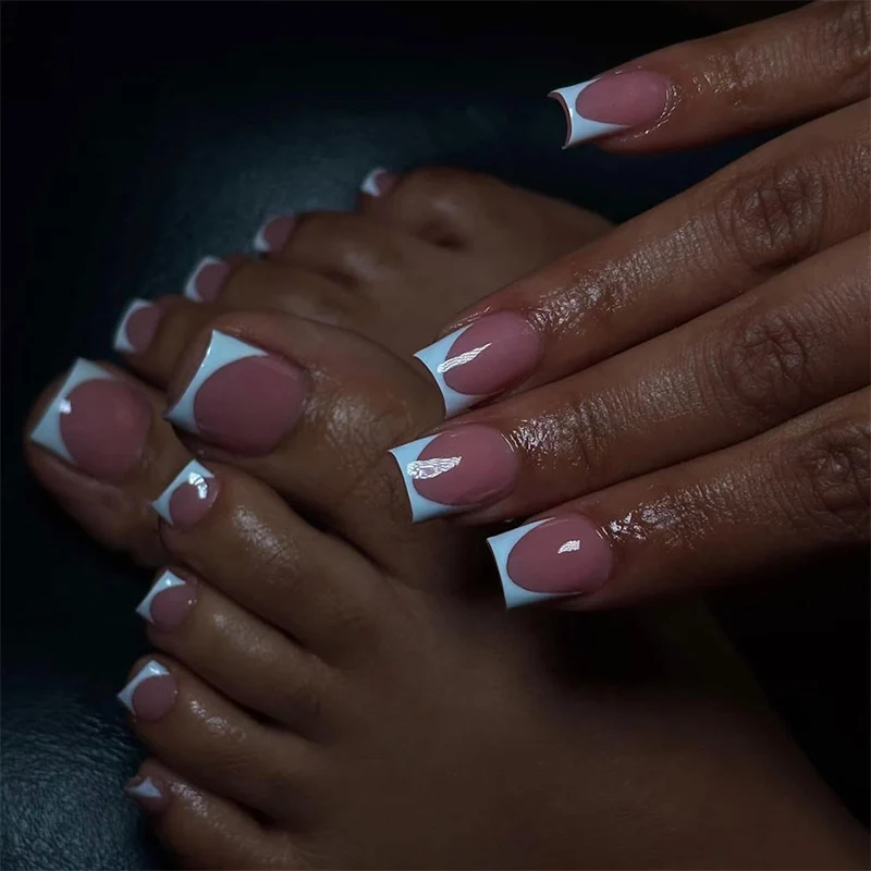 Kunstnagelset mit stilvollem französischen Design Karnz