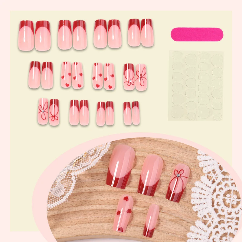 Kunstnagelset mit romantischen Herzen und eleganten Schleifen Karnz