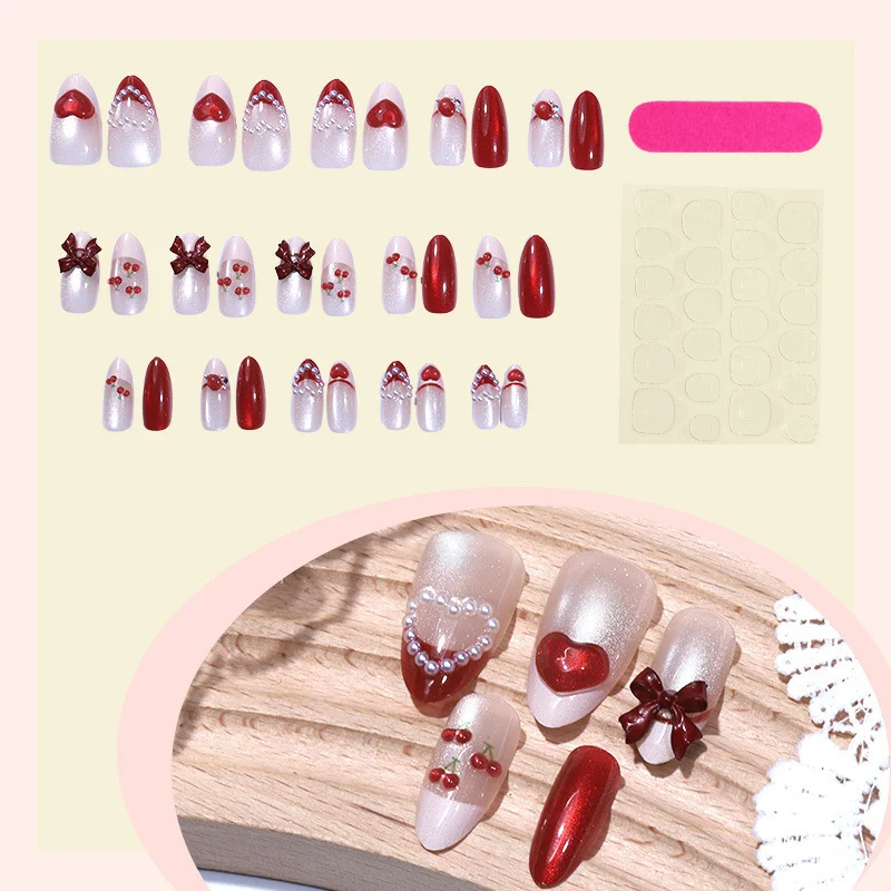 Kunstnagelset mit romantischen Herz- und Glitzerverzierungen Karnz