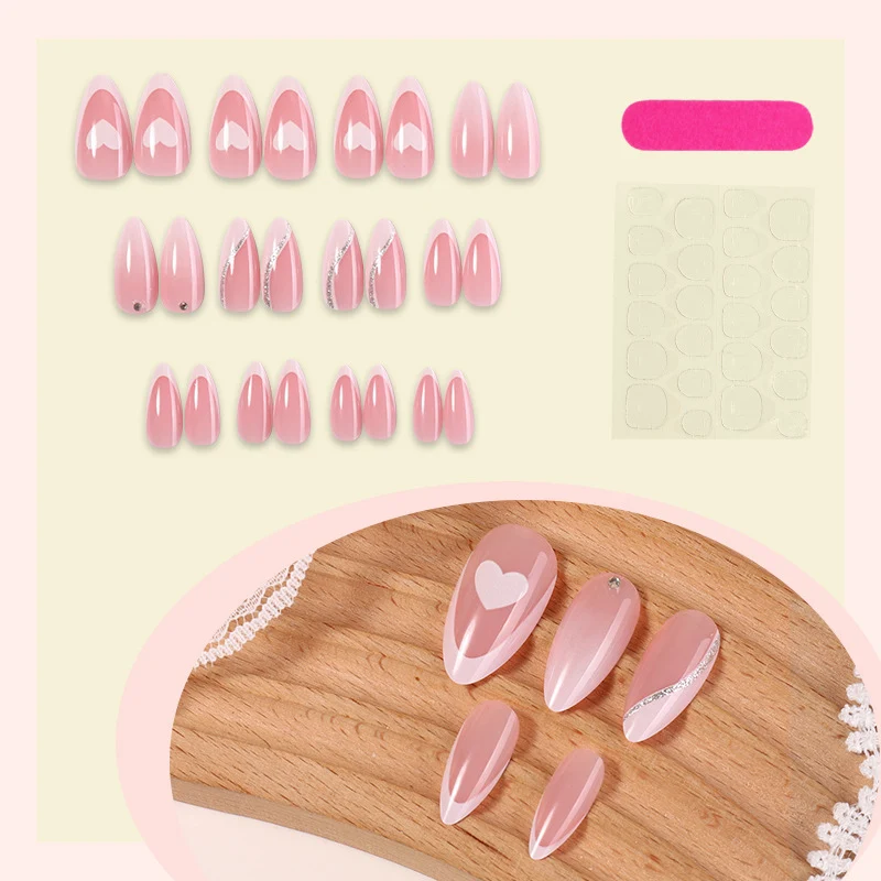 Kunstnagelset mit romantischen Herz- und Glitzerakzenten Karnz