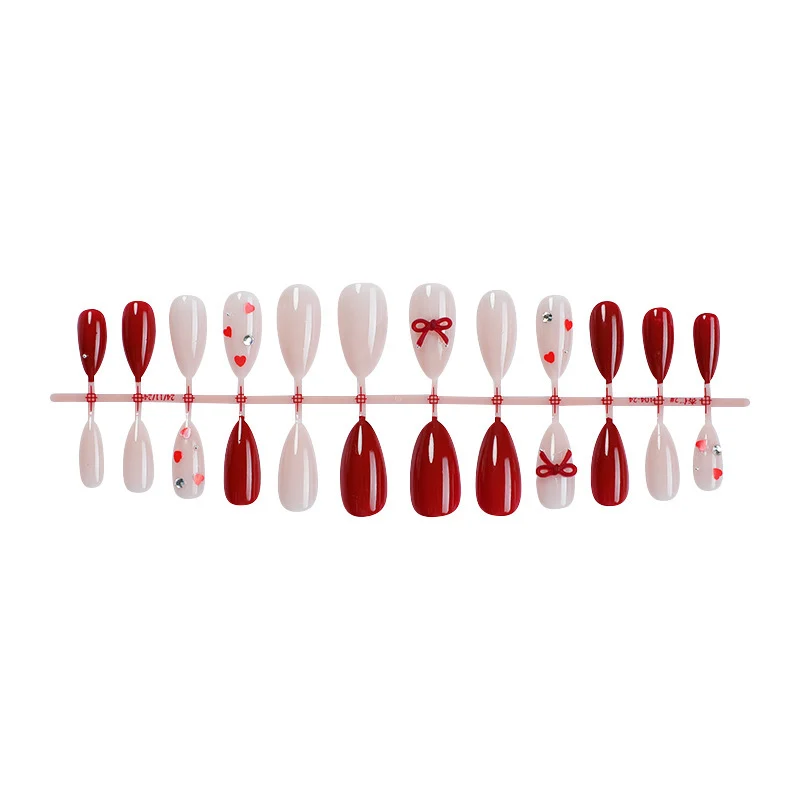 Kunstnagelset mit romantischen Designs und exquisite Details Karnz
