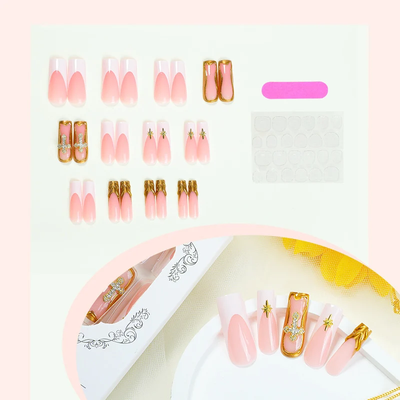 Kunstnagelset mit romantischen Blüten- und Glitzerakzenten Karnz