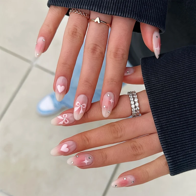 Kunstnagelset mit romantischem Design Karnz