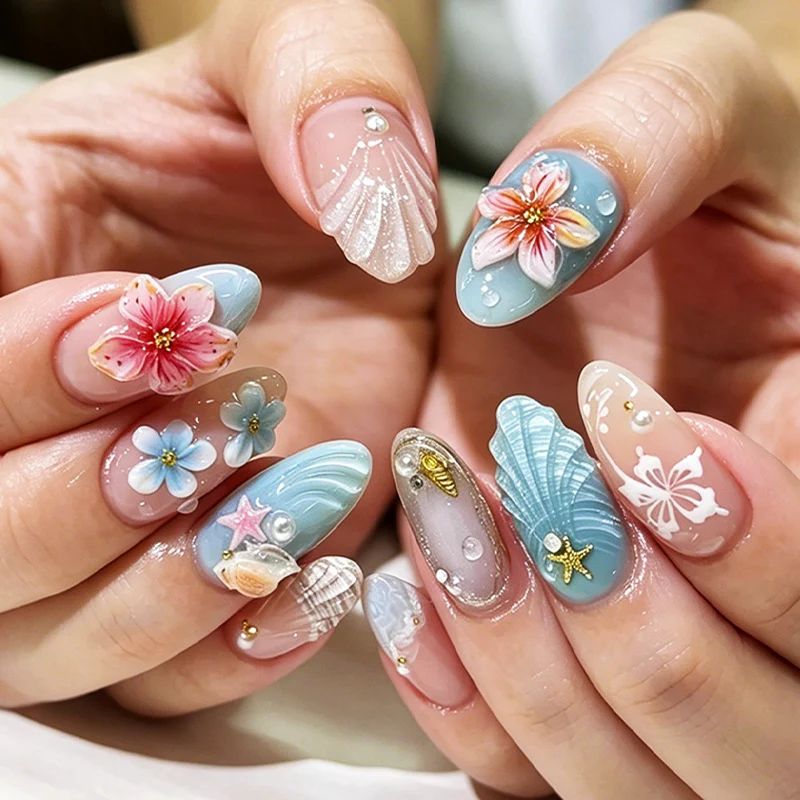 Kunstnagelset mit maritimen Motiven und farbenfrohen Blüten Karnz