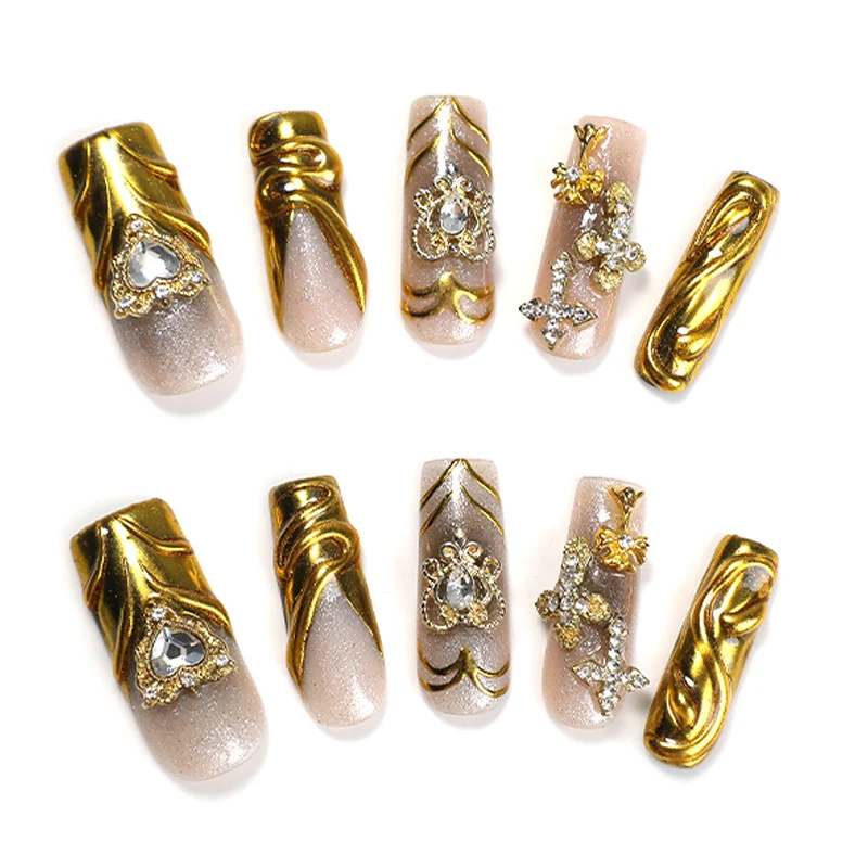 Kunstnagelset mit luxuriösen Goldverzierungen Karnz