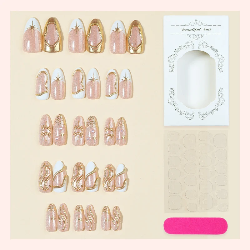 Kunstnagelset mit luxuriösen Goldakzenten Karnz