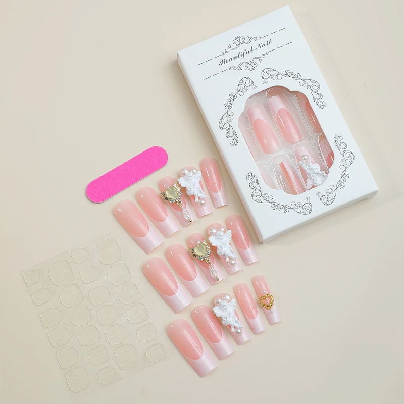 Kunstnagelset mit luxuriösen Blüten- und Perlverzierungen Karnz