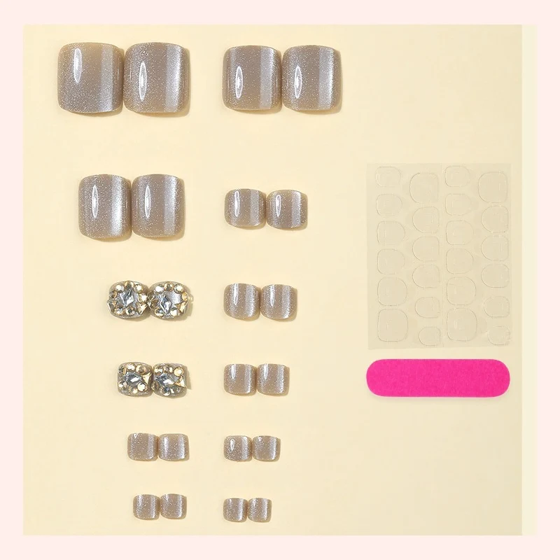 Kunstnagelset mit luxuriösen 3D-Verzierungen und eleganten Stilelementen Karnz