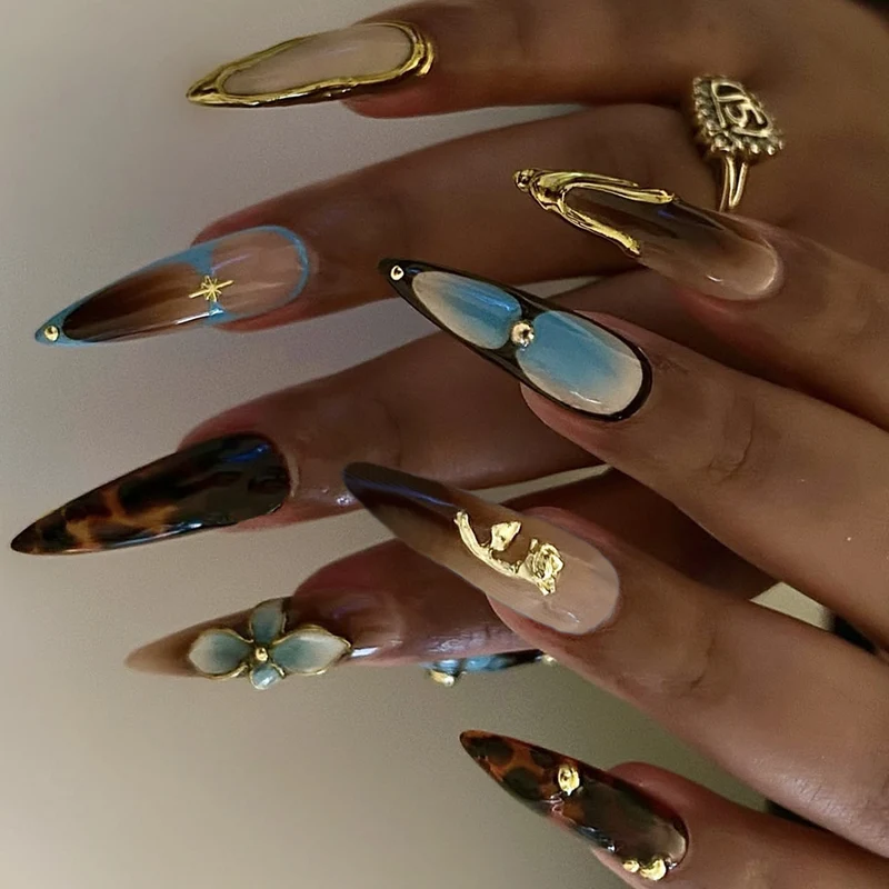 Kunstnagelset mit luxuriösem Gold-Design und floralen Akzenten Karnz