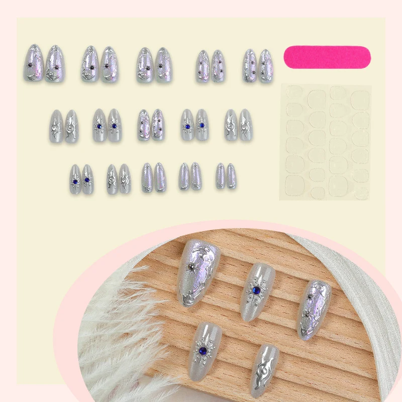 Kunstnagelset mit holografischen Akzenten und eleganten Verzierungen Karnz
