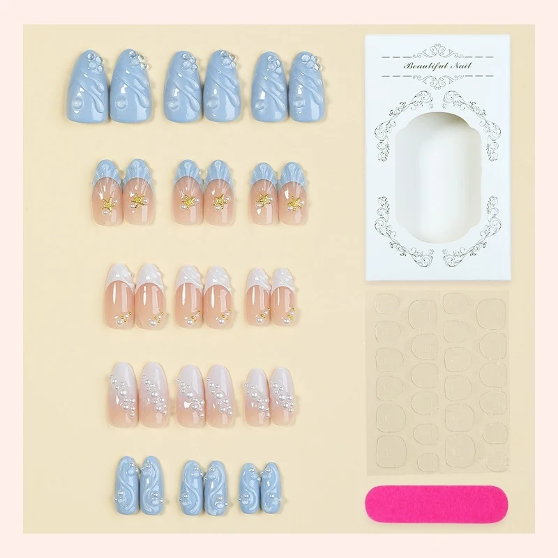 Kunstnagelset mit glitzernden Akzenten und floralem Design Karnz