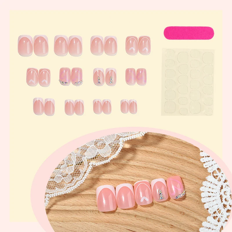 Kunstnagelset mit Glitzer- und Herzmotiven Karnz