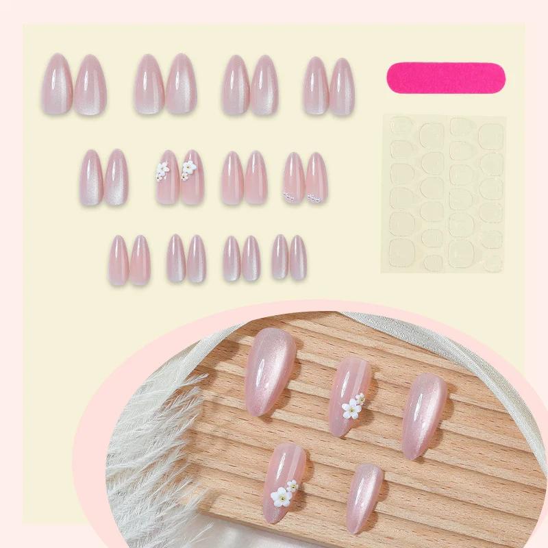 Kunstnagelset mit glanzvollen Blütenakzenten Karnz